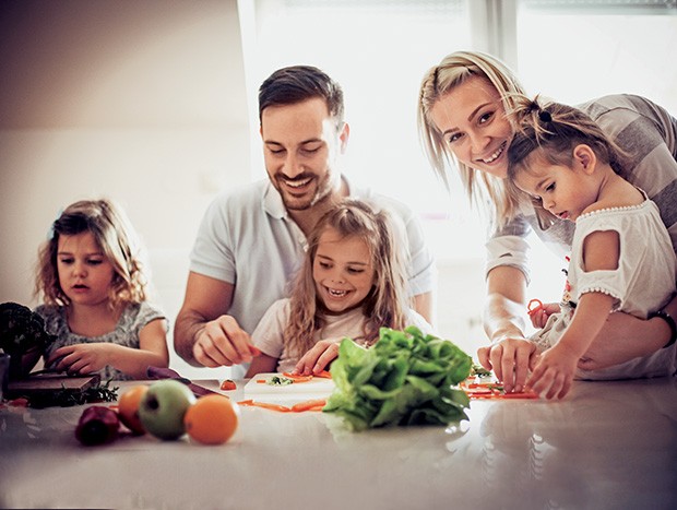 Happy family preparing a healthy meal at home. (Foto: Getty Images)