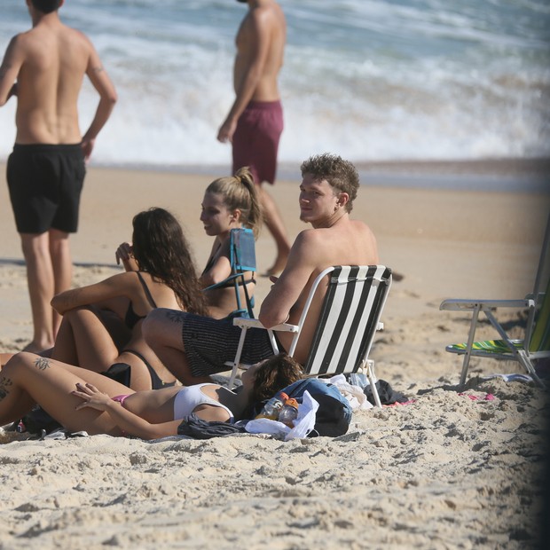 Pedro Novaes troca beijos com garota na praia (Foto: Delson Silva/Agnews)
