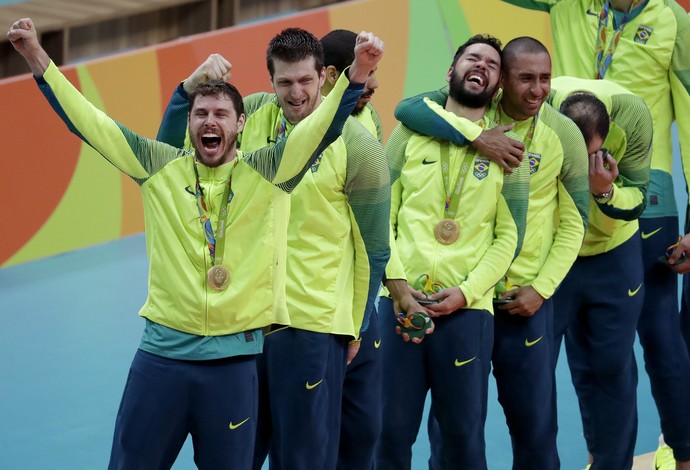 Seleção campeão olímpica do vôlei no pódio (Foto: AP Photo/Jeff Roberson)