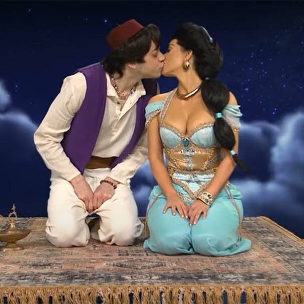 Pete Davidson e Kim Kardashian trocaram beijo em gravação do Saturday Night Live (Foto: Reprodução )