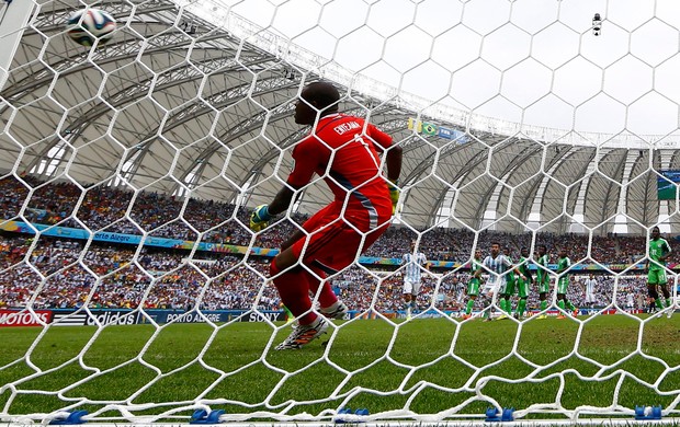 Messi gol Argentina x Nigeria falta (Foto: Reuters)