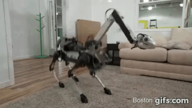 'Robô-girafa' SpotMini, da Boston Dynamics (empresa da Alphabet, dona do Google), é capaz de pegar objetos com pescoço, dançar e se abaixar enquanto anda. (Foto: Reprodução/YouTube)