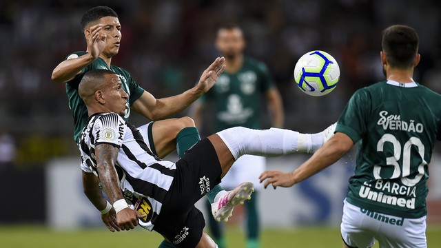 Yago Rocha disputa bola com Otero
