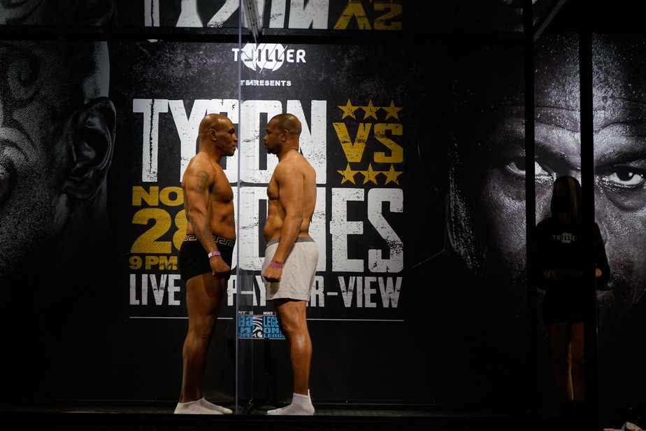 Separados por parede de acrílico, Mike Tyson e Roy Jones fazem encarada tensa antes de luta
