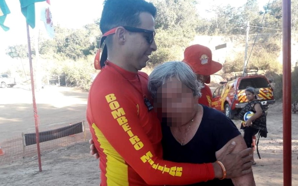 Idosa estava entre as nove pessoas que viajavam de barco no Rio Araguaia, em GoiÃÂ¡s Ã¢ÂÂ Foto: DivulgaÃÂ§ÃÂ£o/Corpo de Bombeiros