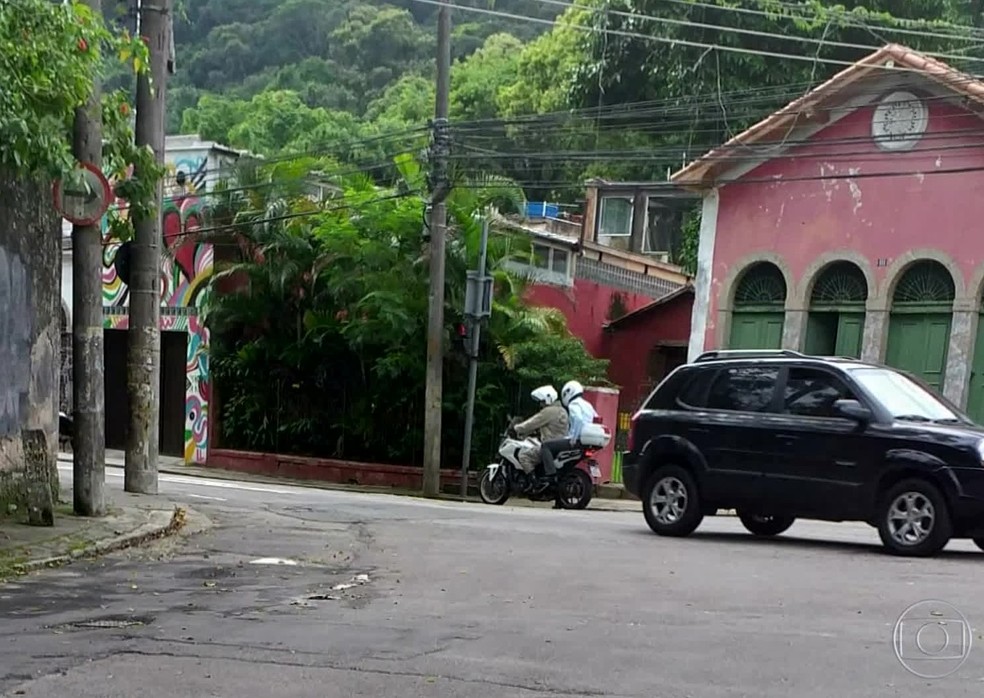 ApÃ³s o acidente, Crivella seguiu viagem em uma motocicleta da guarda municipal. â?? Foto: Arquivo Pessoal