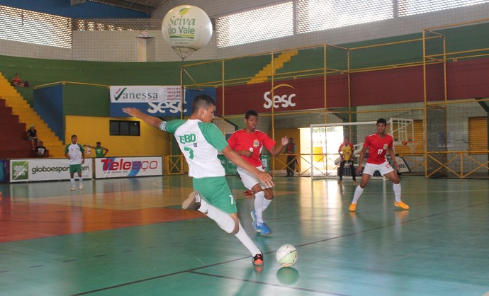Equipes da Escola Antônio Campelo e EREM José Caldas/Cabrobó abrem a rodada de jogos do sábado na Copa TV Grande Rio de Futsal (Foto: Amanda Lima)
