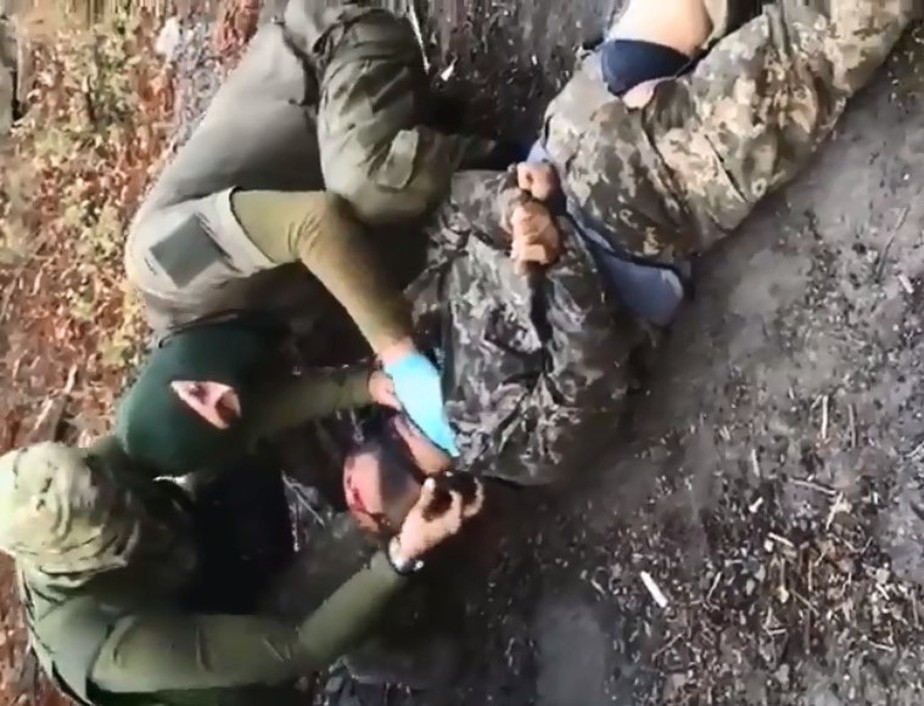Soldado russo usa estilete para castrar prisioneiro ucraniano