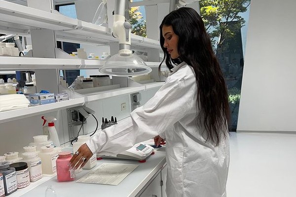Kylie Jenner em laboratório da Kylie Cosmetics em Milão (Foto: Reprodução / Instagram)
