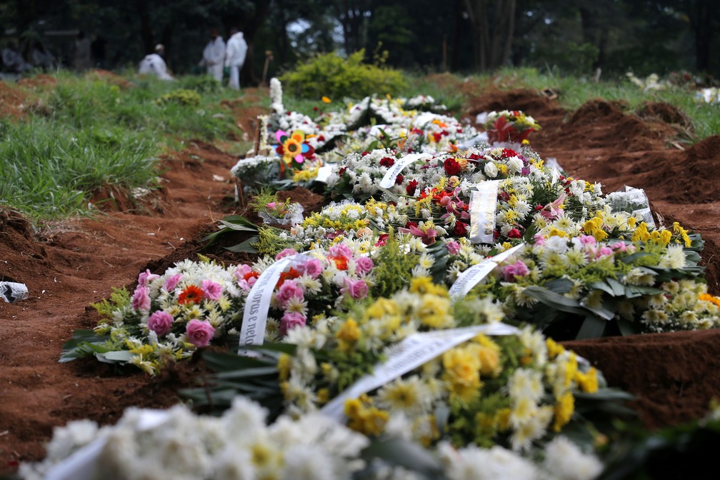 9 de março - Cemitério da Vila Formosa em 9 de março de 2021 durante a pandemia de coronavírus — Foto: Carla Carniel/Reuters