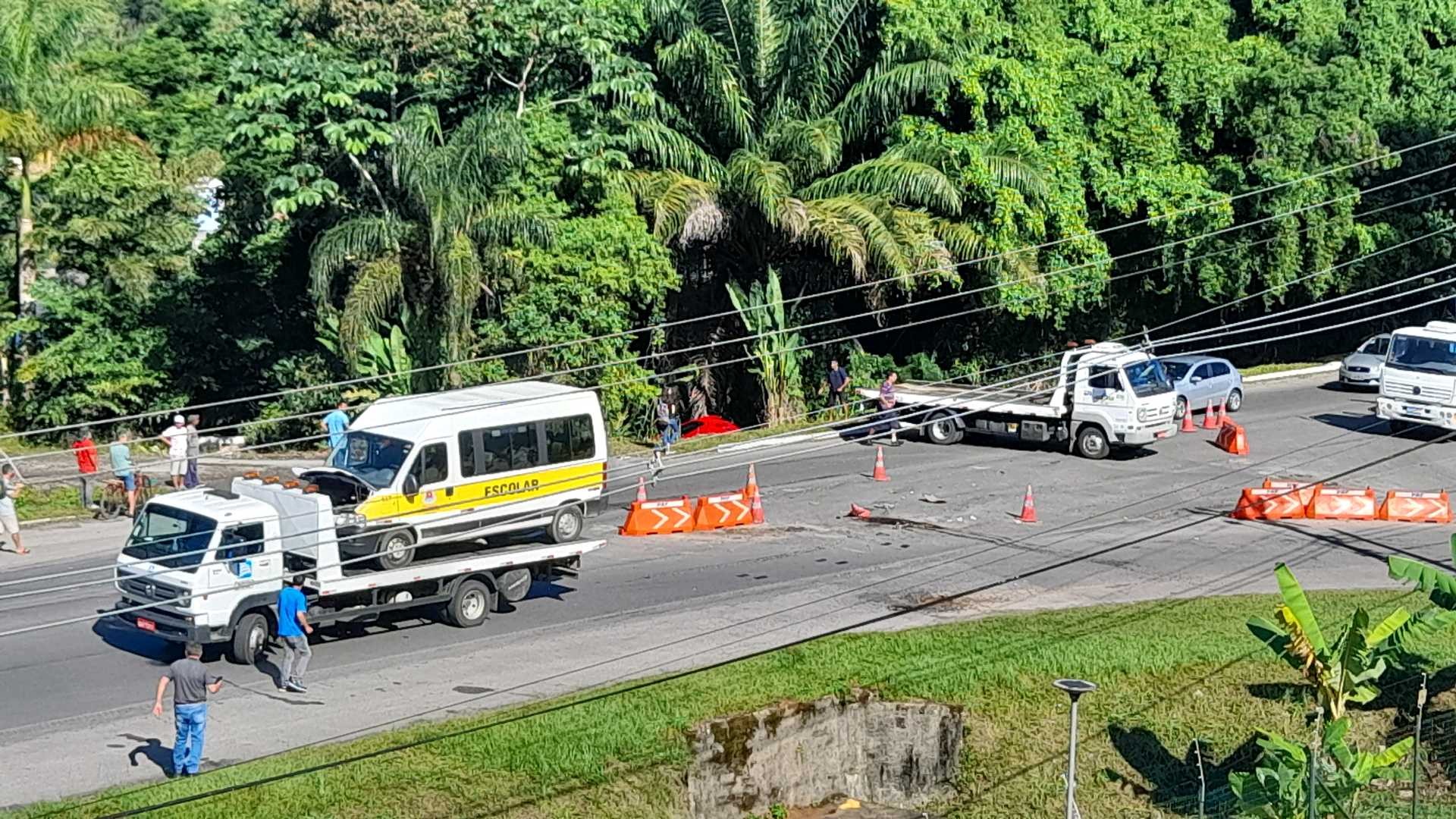 Motorista tem mal súbito, perde controle de carro e causa acidente com van escolar em Ubatuba