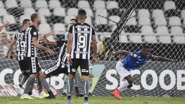 Cacá comemora gol do CRuzeiro contra o Botafogo