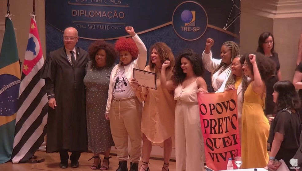 Movimento Pretas pede paz ao povo preto durante diplomação em SP — Foto: Reprodução/TV Globo