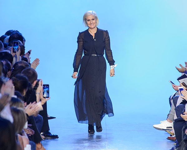 Maria Grazia Chiuri é a designer da Dior que colcou o feminismo na passarela (Foto: Imaxtree)