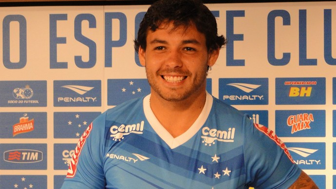 Em entrevista, Ricardo Goulart veste a nova camisa de treino do Cruzeiro