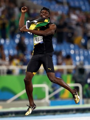 Bolt comemora como Pelé ouro revezamento 4 x 100m (Foto: Phil Walter/Getty Images)
