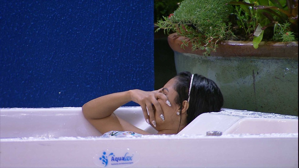 Flayslane chora na banheira de hidromassagem &mdash; Foto: Globo