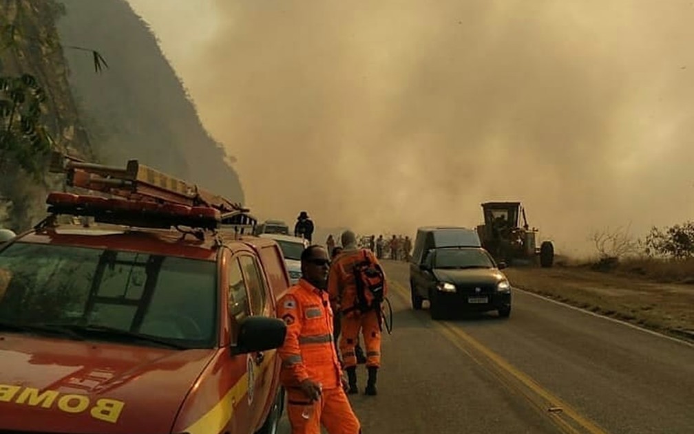 Incêndio de grandes proporções atinge há 6 dias pontos turísticos e queima 3 mil hectares em Carrancas, MG — Foto: Corpo de Bombeiros