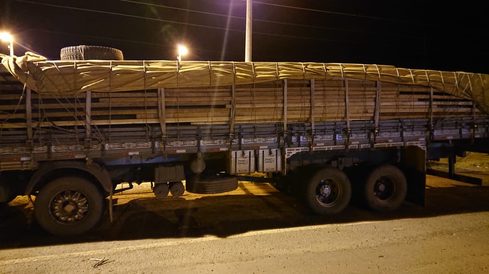 Caminhão com carga de madeira serrada foi apreendida na BR-010 em Porto Franco (MA) — Foto: Divulgação/Polícia Rodoviária Federal