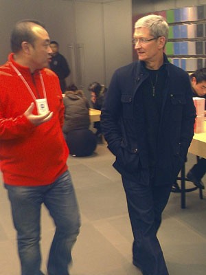 Tim Cook conversa com funcionários de uma loja da Apple no distrito comercial de Wangfujing, em Pequim, durante sua visita à China (Foto: Reuters)