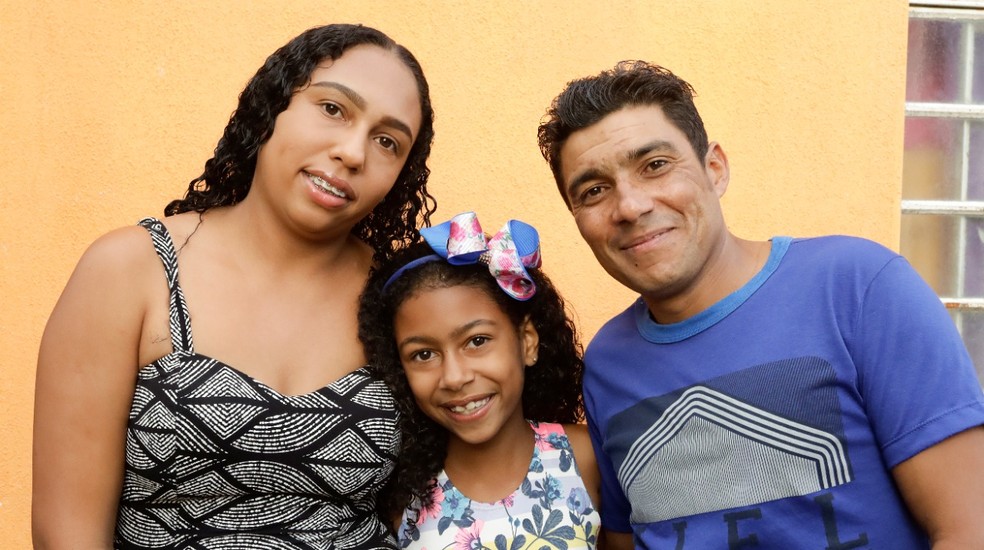 Antonio Alexandre dos Santos Souza, de 32 anos, ao lado da esposa e da filha Maria Eduardo, de 8 anos — Foto: Álvaro Henrique / Secretaria de Educação do DF