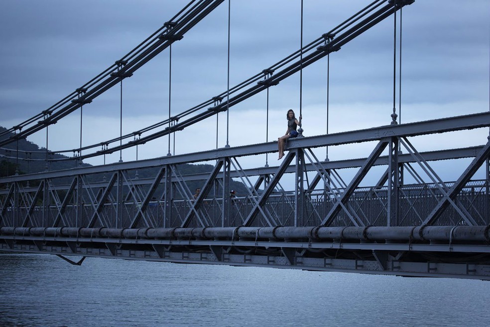Bruna Marquezine grava cena do filme 'Vou nadar até você' na Ponte Pênsil, em São Vicente (SP) — Foto: Divulgação