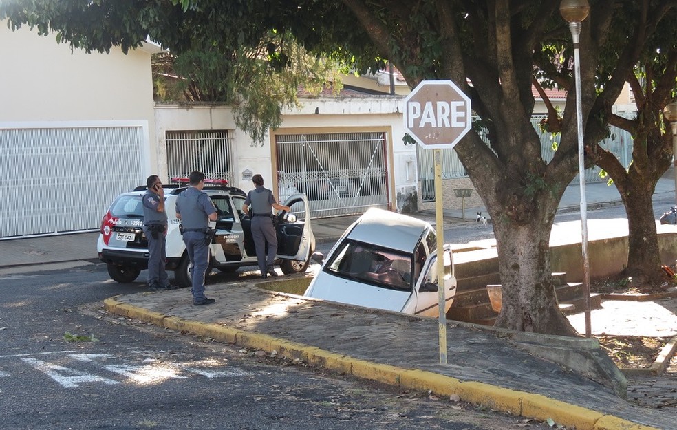 Carro invadiu praça em Dracena nesta segunda-feira (15) — Foto: Jorge Zanoni/Cedida