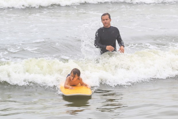 Cláudio Heinrich ensina o filho, Karl, de 6 anos de idade, a surfar (Foto: Fabricio Pioyani / AgNews)