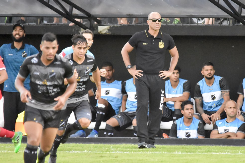SÃ©rgio Soares deixa o ABC apÃ³s quatro derrotas em quatro jogos â Foto: Pedro Vitorino
