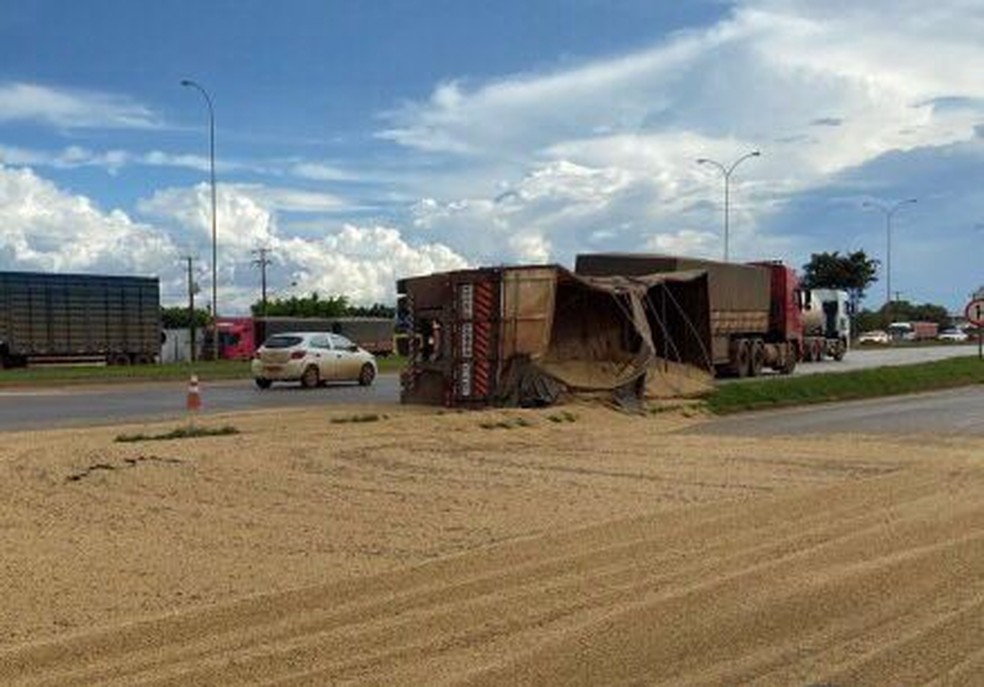 Bitrem estava carregado de soja e parte traseira tombou — Foto: Reprodução