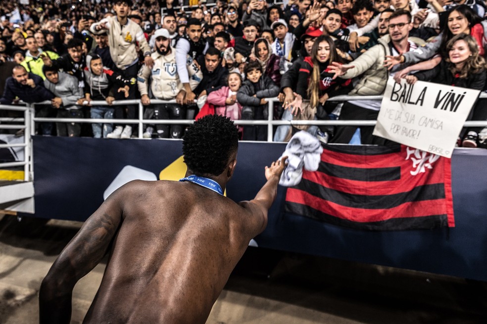 Vinicius Junior d&aacute; camisa para torcedora do Flamengo no Mundial de Clubes &mdash; Foto: Pedro Martins/Foto FC