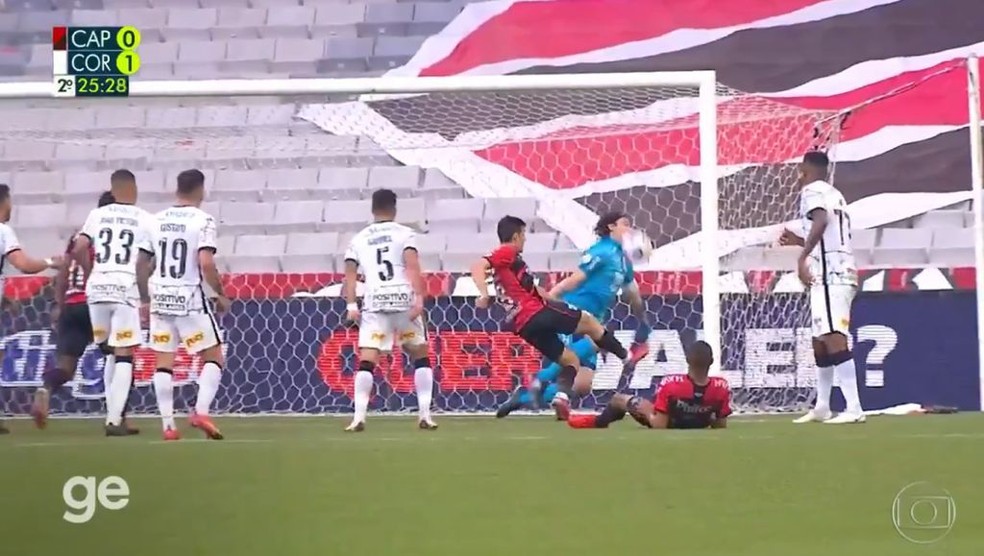 C&aacute;ssio defende chute com a cara &mdash; Foto: Reprodu&ccedil;&atilde;o