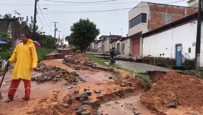 Chuva abre crateras em rua da Zona Oeste de Natal