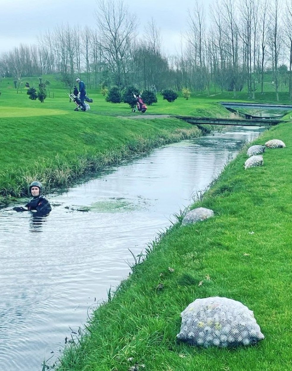 Mergulhador da GolfBalls4You recupera bolas em campo de golfe no Reino Unido &mdash; Foto: Reprodu&ccedil;&atilde;o/Instagram(GolfBalls4You)