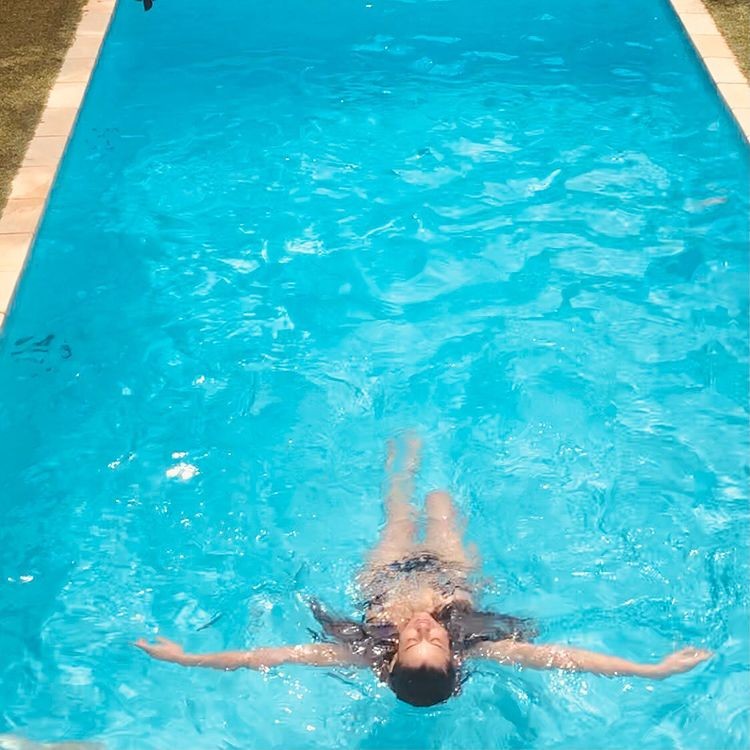 Alinne Moraes curte domingo na piscina (Foto: Reprodução/Instagram)