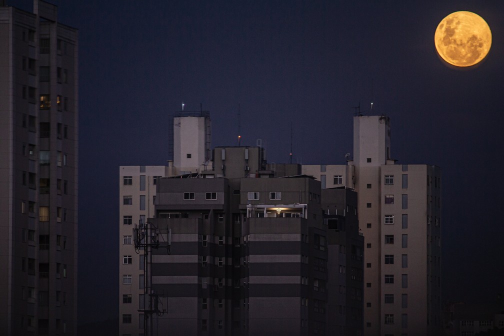 Lua cheia é vista a partir da cidade de Belo Horizonte, na noite desta segunda-feira (26) — Foto: Thomas Santos/Myphoto Press/Estadão Conteúdo