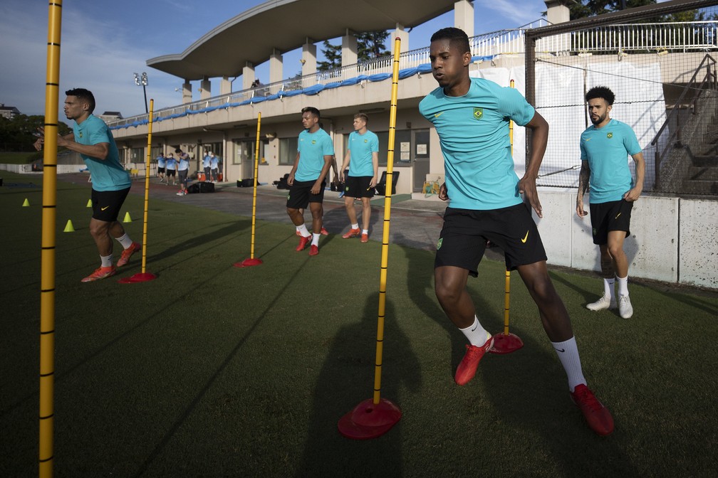 Abner se prepara com companheiros de time — Foto: Lucas Figueiredo / CBF