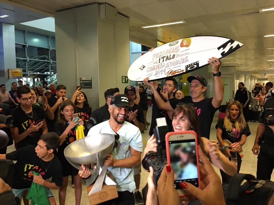 Campeão mundial de surfe, Ítalo é recebido com festa em aeroporto: 