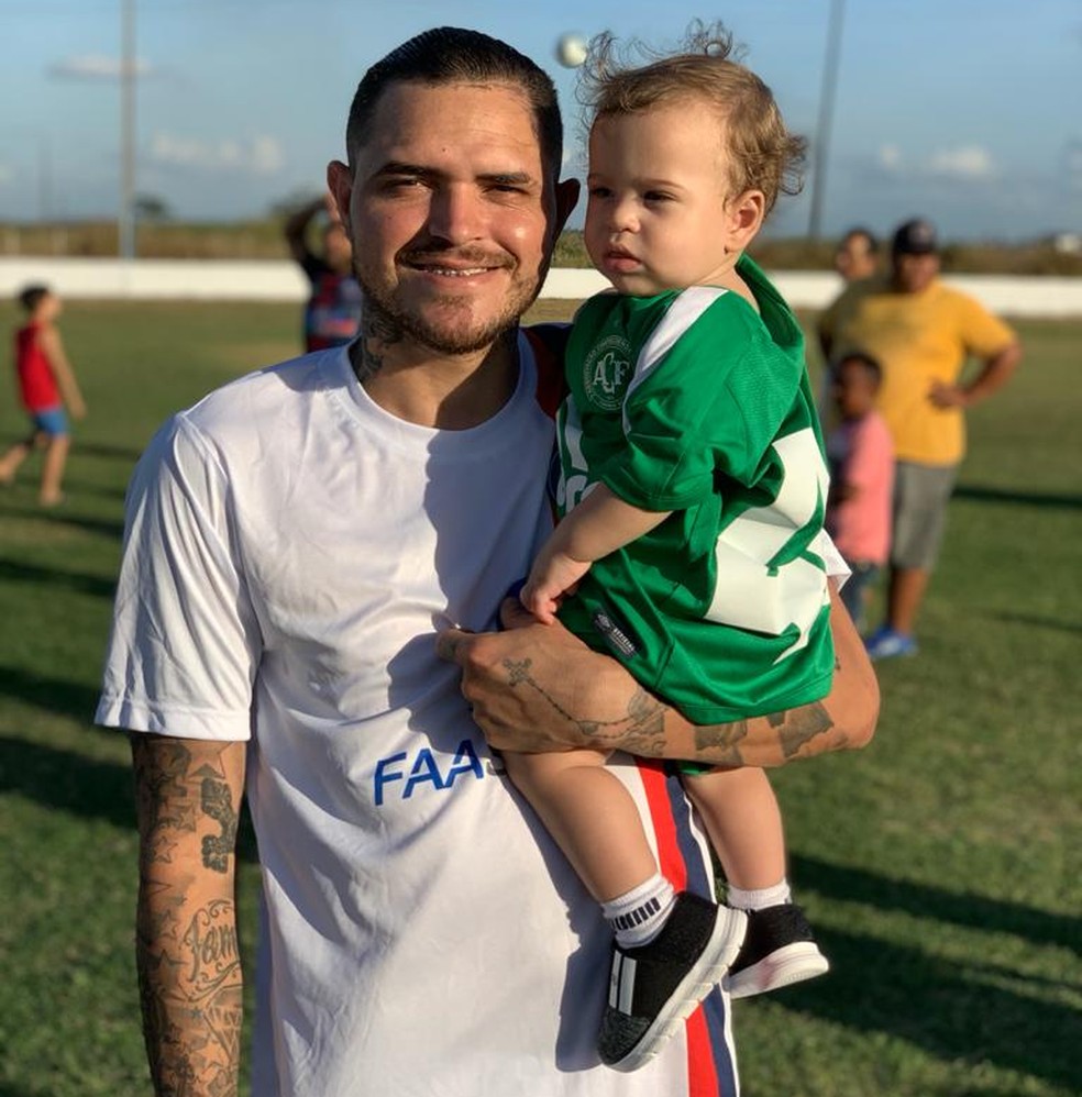 Thiago Santos - na foto com o filho Thomaz - espera ter muitos minutos de jogo em 2020  — Foto: Lucas Barros/GloboEsporte.com