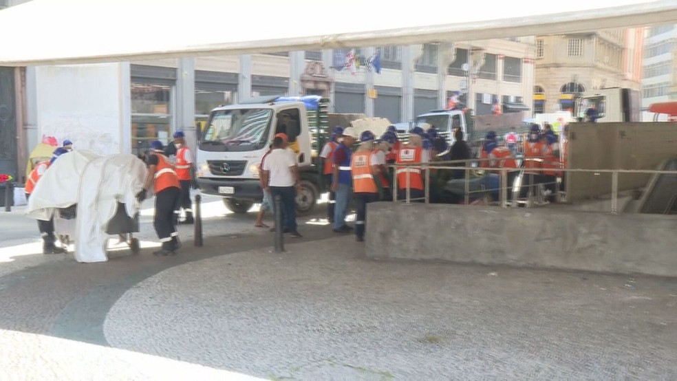 Equipe da prefeitura pedindo a retirada das barracas na Praça do Patriarca, Centro de SP — Foto: Reprodução/TV Globo