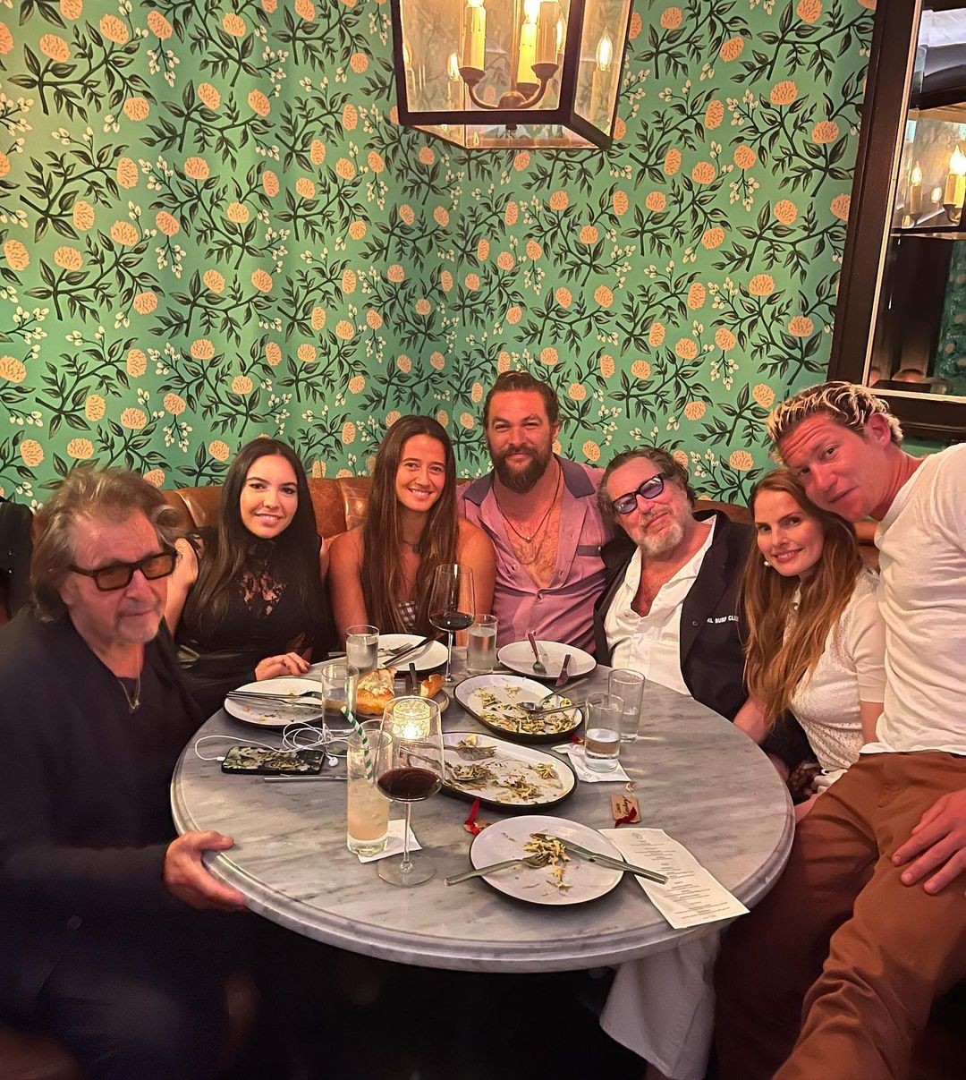 Jason Momoa compartilhou foto do jantar onde Al Pacino e Noor Alfallah aparecem lado a lado (Foto: Reprodução/Instagram)
