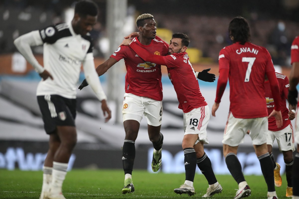 Manchester United toma susto no início, mas vira sobre Fulham e lidera