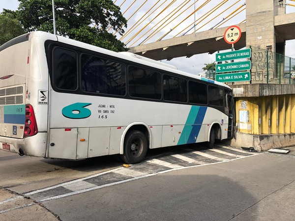 Ônibus bate em estrutura de túnel e 8 pessoas ficam feridas em Natal | Rio  Grande do Norte | G1