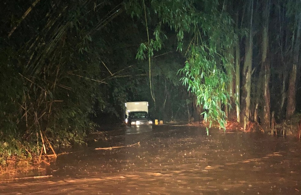 Família fica ilhada após veículo parar de funcionar em ponte alagada em Avaré — Foto: Polícia Militar/Divulgação