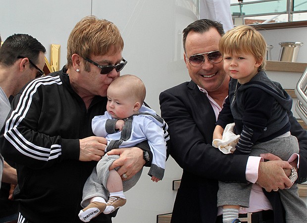 Elton John com o marido e os filhos (Foto: SPlash news)