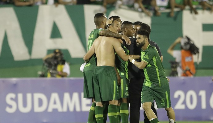 Chapecoense comemoração contra San Lorenzo (Foto: AP Photo/Andre Penner) Chapecoense comemoração contra San Lorenzo (Foto: AP Photo/Andre Penner)