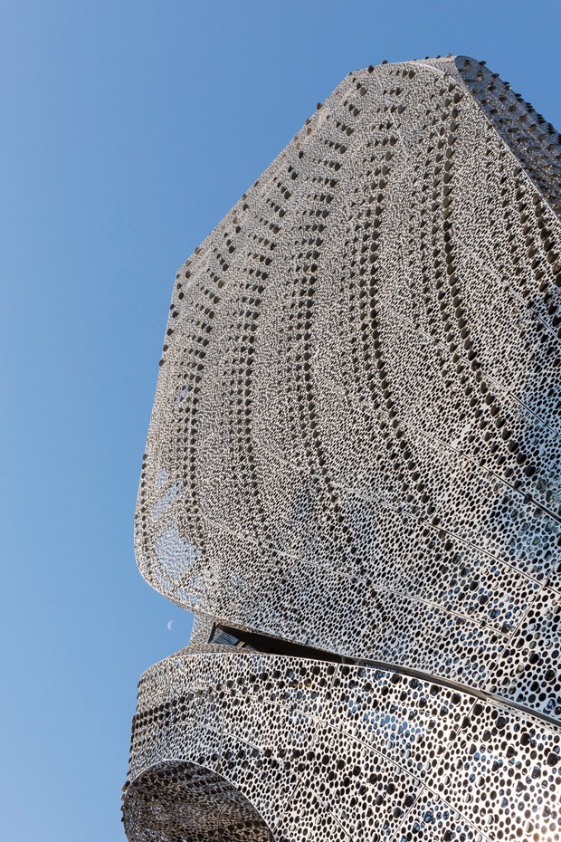 Aço carbono perfurado transforma fachada de edifício em escultura (Foto: Divulgação)