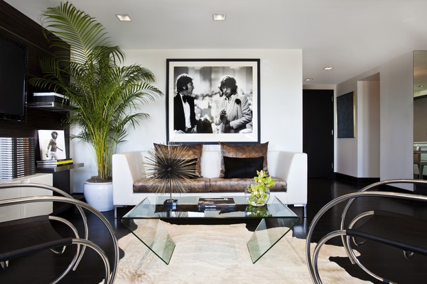 Livingroom com fotos de Mick Jagger e John Lennon (Foto: Divulgação)