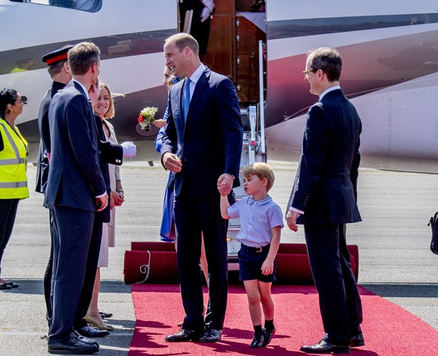 BERLIN, GERMANY - JULY 19:  Prince William, Duke of Cambridge, Catherine, Duchess of Cambridge with Prince George of Cambridge and Princess Charlotte of Cambridge as they arrive at Berlin Tegel Airport during an official visit to Poland and Germany on Jul (Foto: Getty Images)