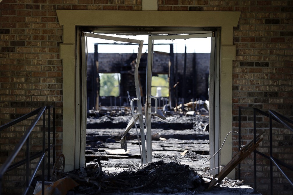 Igreja batista ficou totalmente destruída por incêndio criminoso em Louisiana, nos EUA — Foto: Gerald Herbert/AP Photo